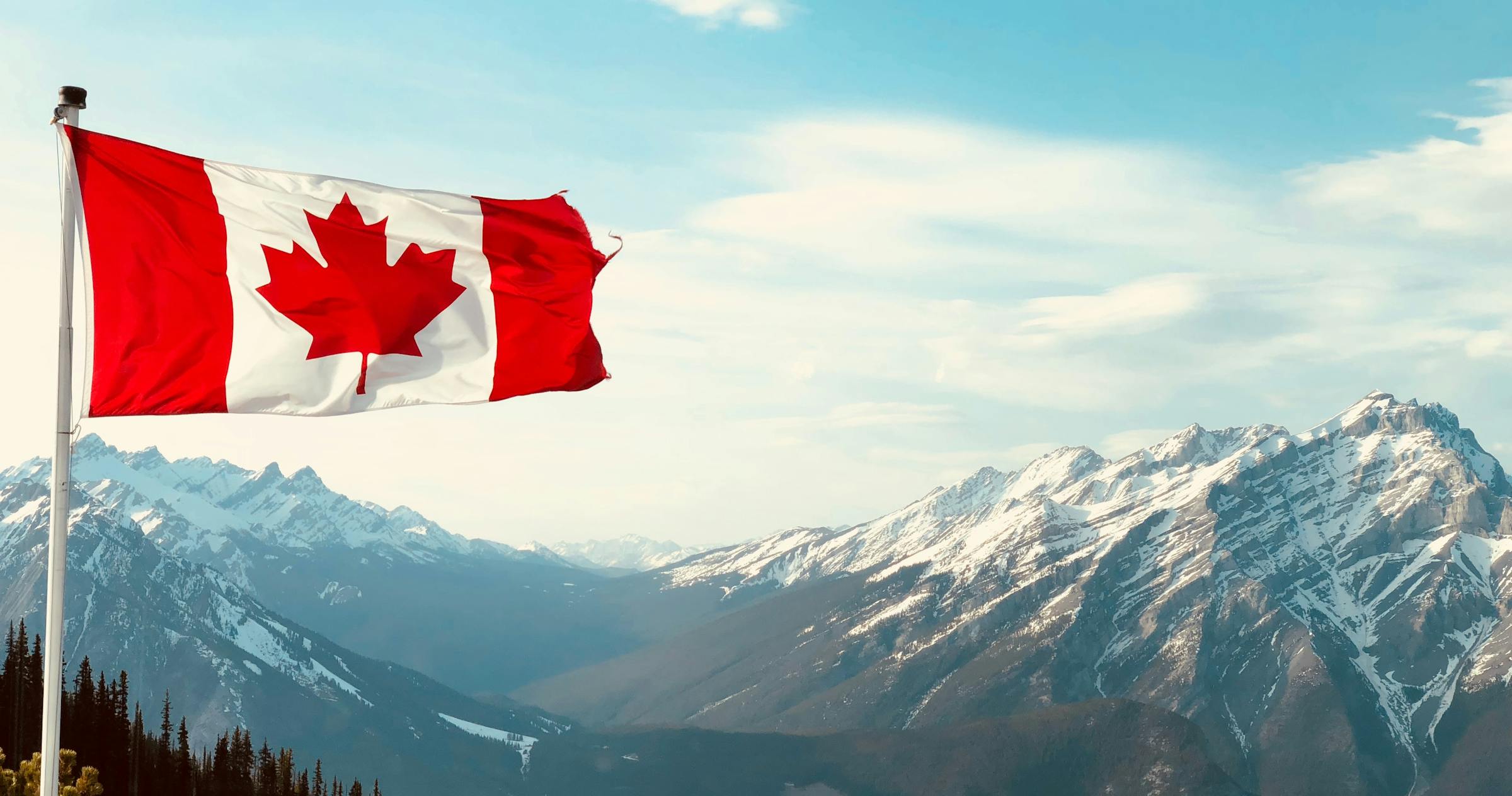 Kanada bayrağı ve dağ manzarası