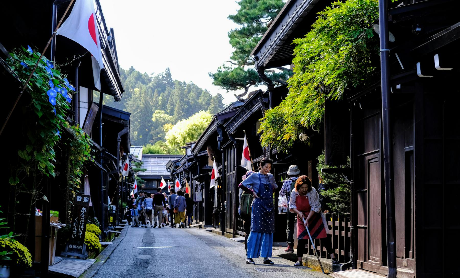 Drapeaux japonais dans un village traditionnel à Takayama au Japon