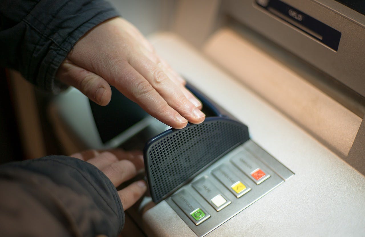 Jak wypłacić pieniądze z bankomatu za granicą ING