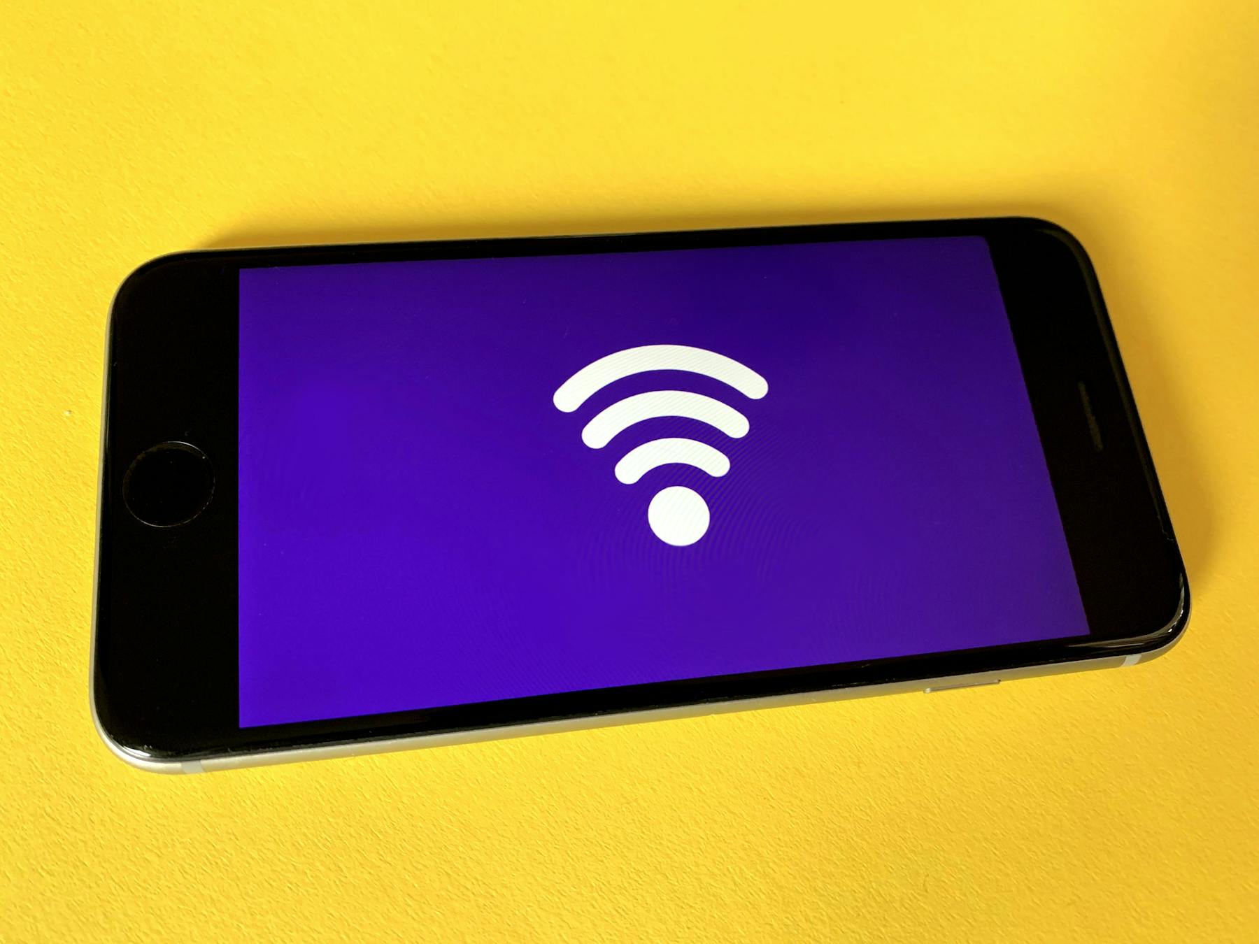 téléphone mobile avec symbole WiFi sur l'écran