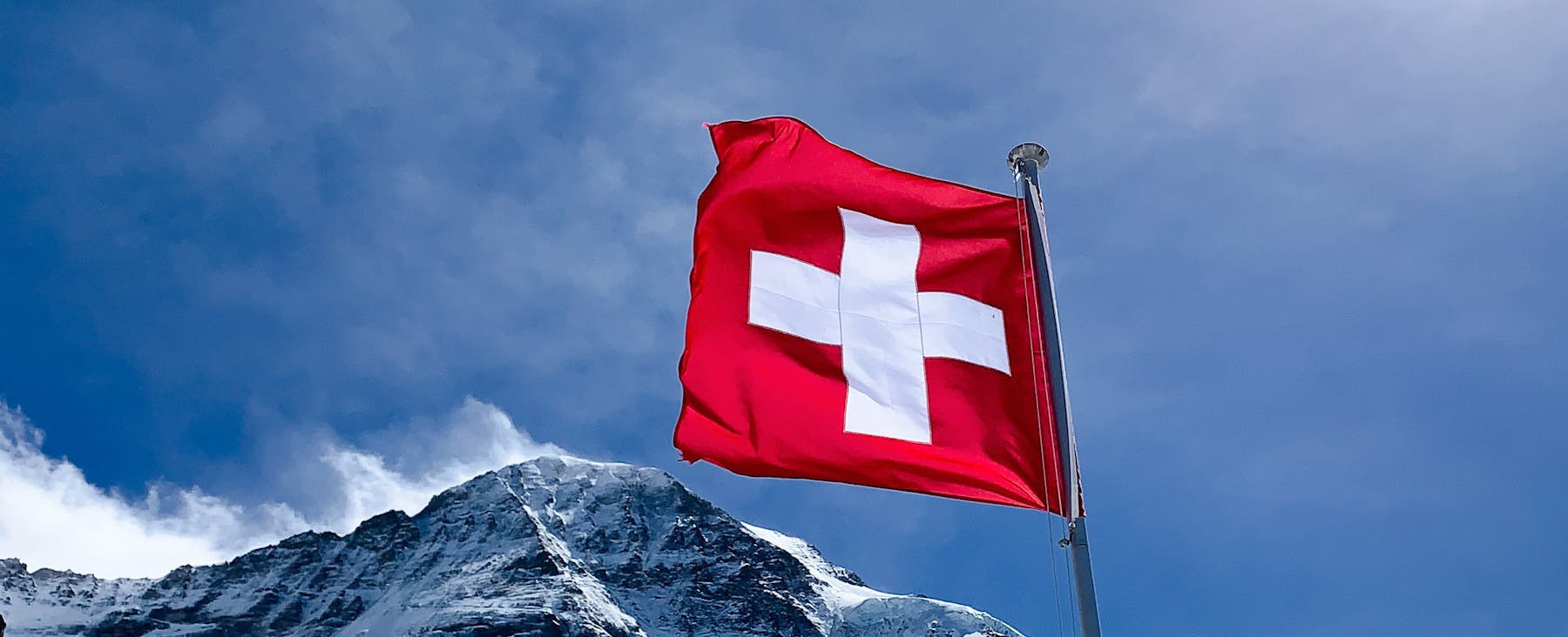 Alpes avec drapeau de la Suisse