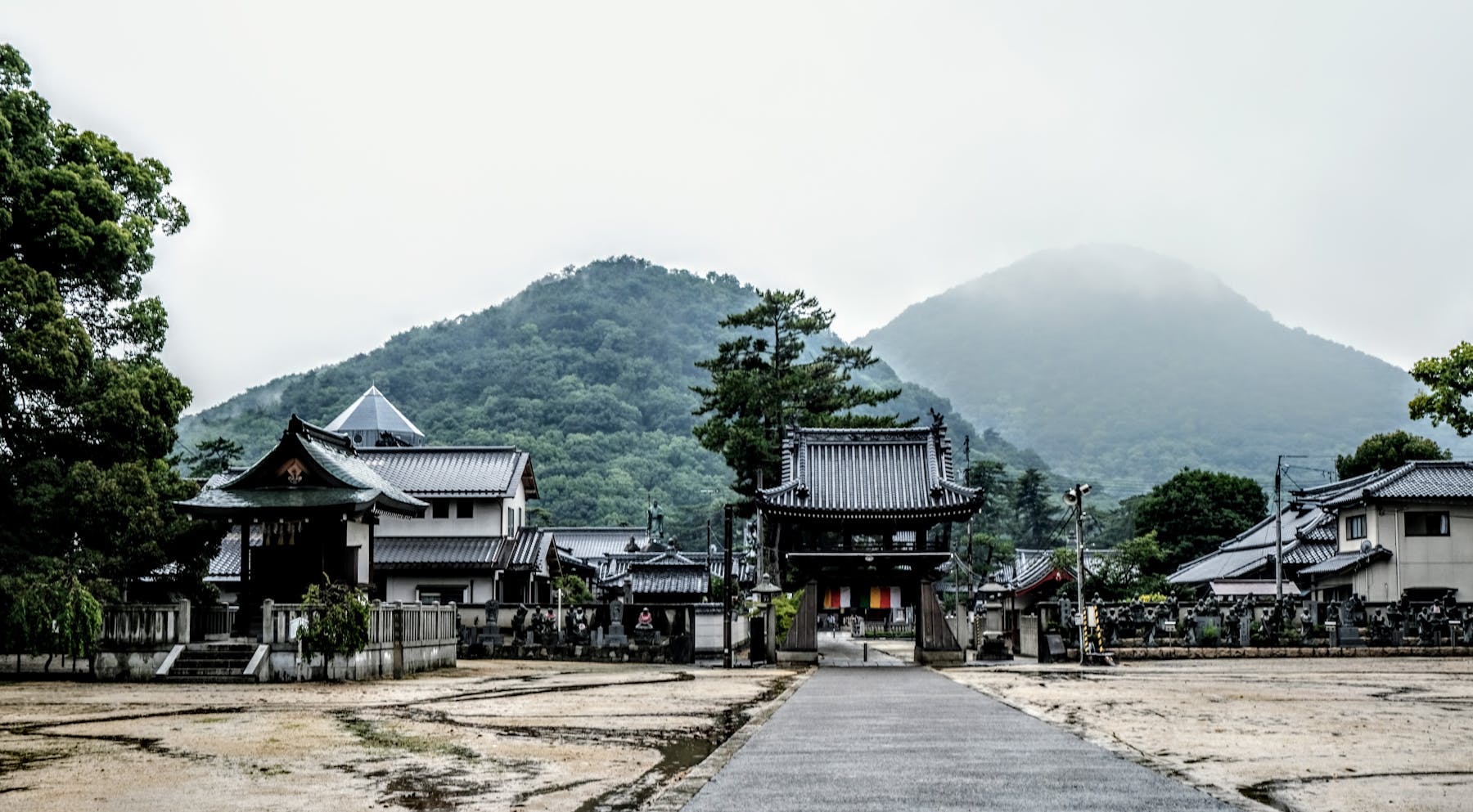 Temple japonais devant les montagnes de Shikoku, Japon